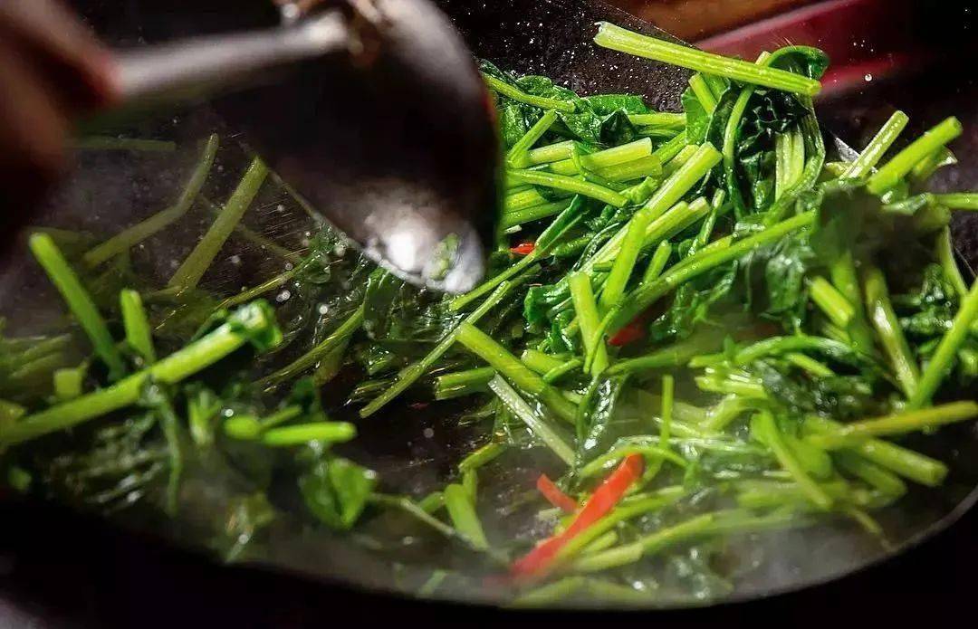 铁锅炒菜VS不锈钢，哪个更香更健康？