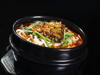云南传统美食：青和小锅米线，历史悠久口感独特，一尝难忘