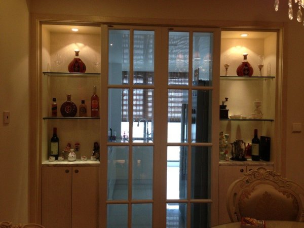 厨房移门带酒柜：实用美与舒适度的完美结合