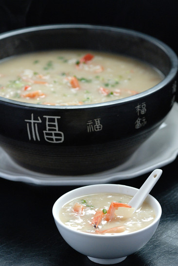 品味潮汕砂锅粥：海鲜与时令蔬菜的完美融合，带您领略大海的美味