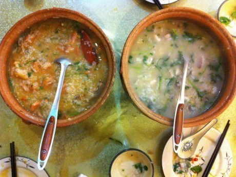 探秘潮汕砂锅粥：鲜虾、花生与猪肝的美味搭配
