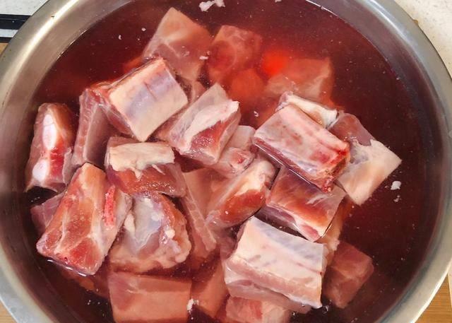 家庭主厨的秘制排骨炖鱼胶：口感鲜嫩，营养丰富，烹制技巧大揭秘