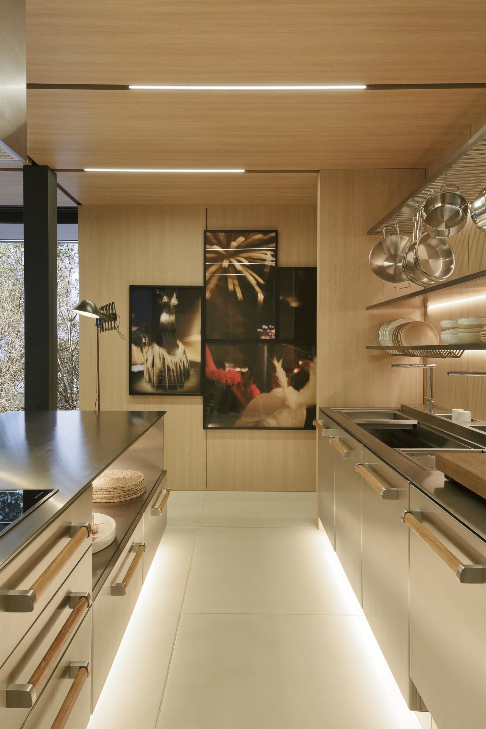 探索高端厨房样板间：奢华设计与智能科技的完美融合