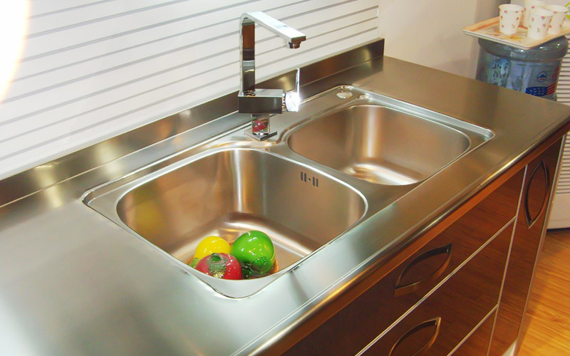 不锈钢厨房台面：抗菌耐用，清洁便捷，打造洁净卫生厨房空间