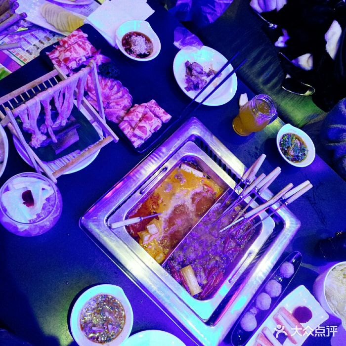 上海海底捞火锅24小时服务：独特美食体验，满足您的味蕾需求