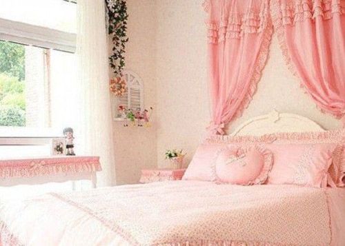女性卧室设计：粉色浪漫温馨，搭配白色家具与金属元素打造时尚氛围