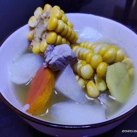 排骨玉米胡萝卜汤的功效_煲汤玉米胡萝卜排骨汤的做法_萝卜玉米胡萝卜排骨汤