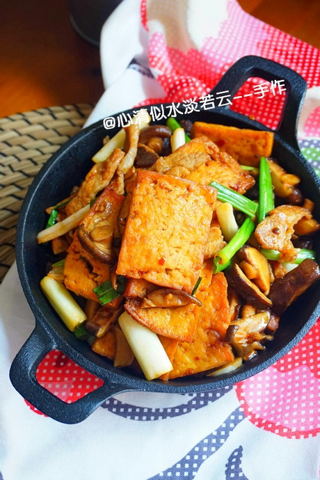 如何制作口感鲜美，层次丰富的红烧豆腐煲：全职家庭主妇的独家烹饪经验分享