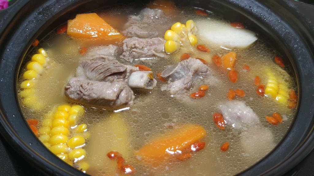 砂锅排骨玉米汤：传统美味，营养丰富，冬日暖心佳品