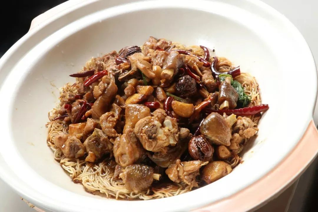 探寻黄焖鸡的历史、烹饪技艺及风味差异，领略中国美食文化之精髓