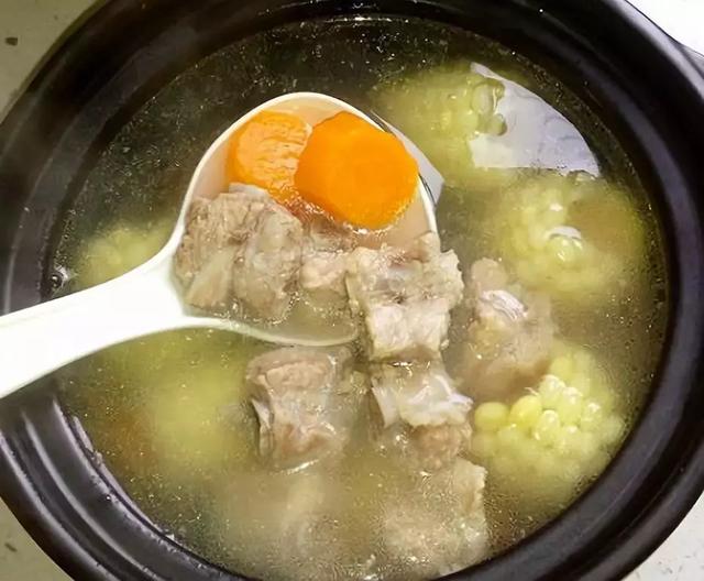 儿童喜爱的营养滋补：简单家常萝卜排骨汤和鱼头汤制作方法大揭秘