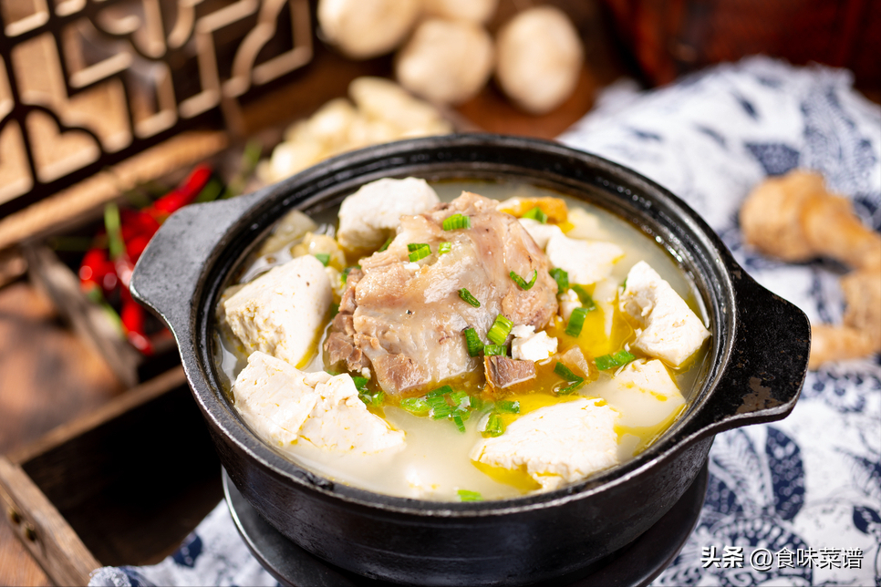 冬季砂锅美味：炖菜丰富体质，暖身保暖，营养满满，健康冬日生活