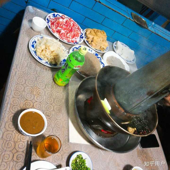 追寻广州潮汕美食之旅：穷学生眼中的精美海鲜烹饪与传统木炭铜火锅探秘