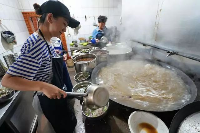 云南建水美食探寻：品味文兰清真园大碗米线的独特魅力与家族文化传承