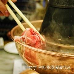 北京美食探秘：护国寺小吃与老北京炙子烤肉带来的饕餮盛宴